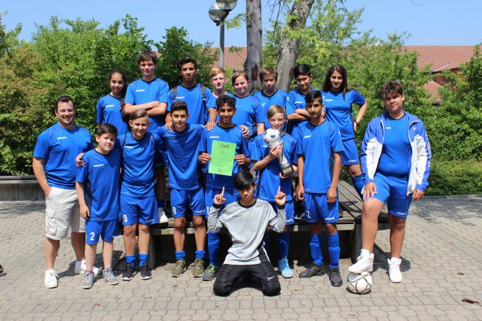 Fußballmannschaft holt den Pokal!