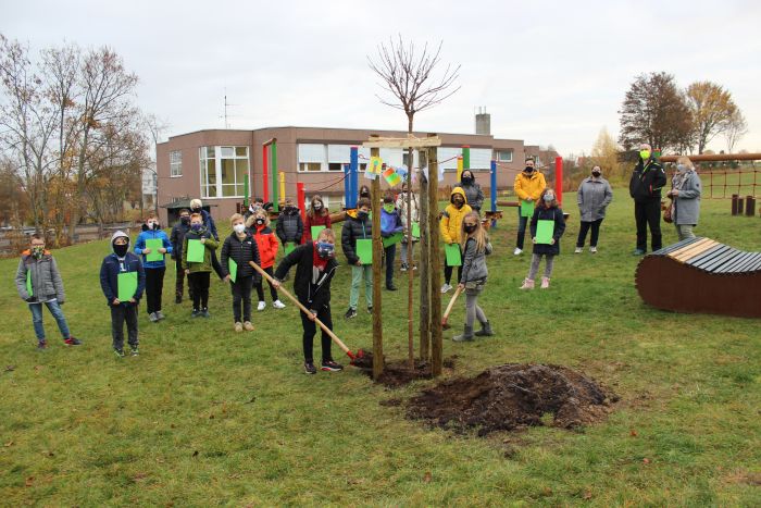 Der erste Jahrgangsbaum wurde feierlich gepflanzt.