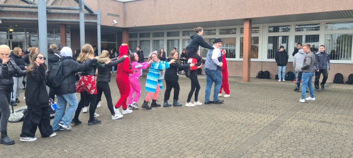 Buntes Faschingstreiben auf dem Schulhof!
