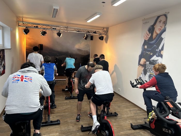 WPF „Sport und Gesundheit“ besucht das Fitnessstudio „Sports and More“ in Wöllstein