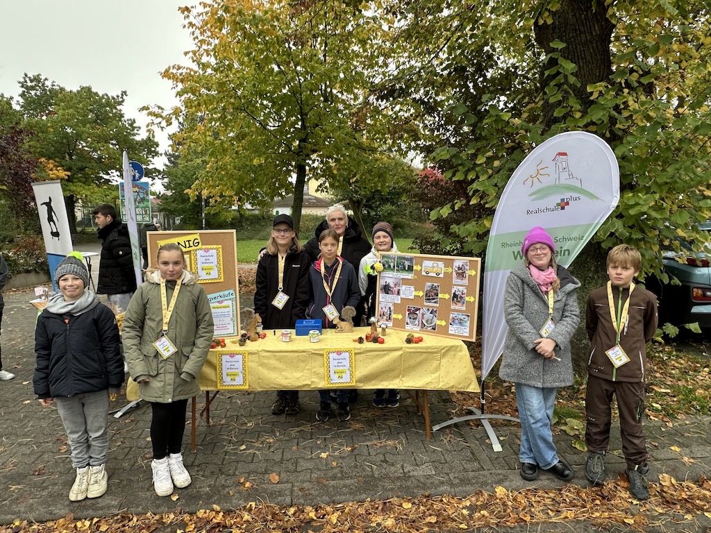 Bienen-AG auf dem Wöllsteiner Wochenmarkt