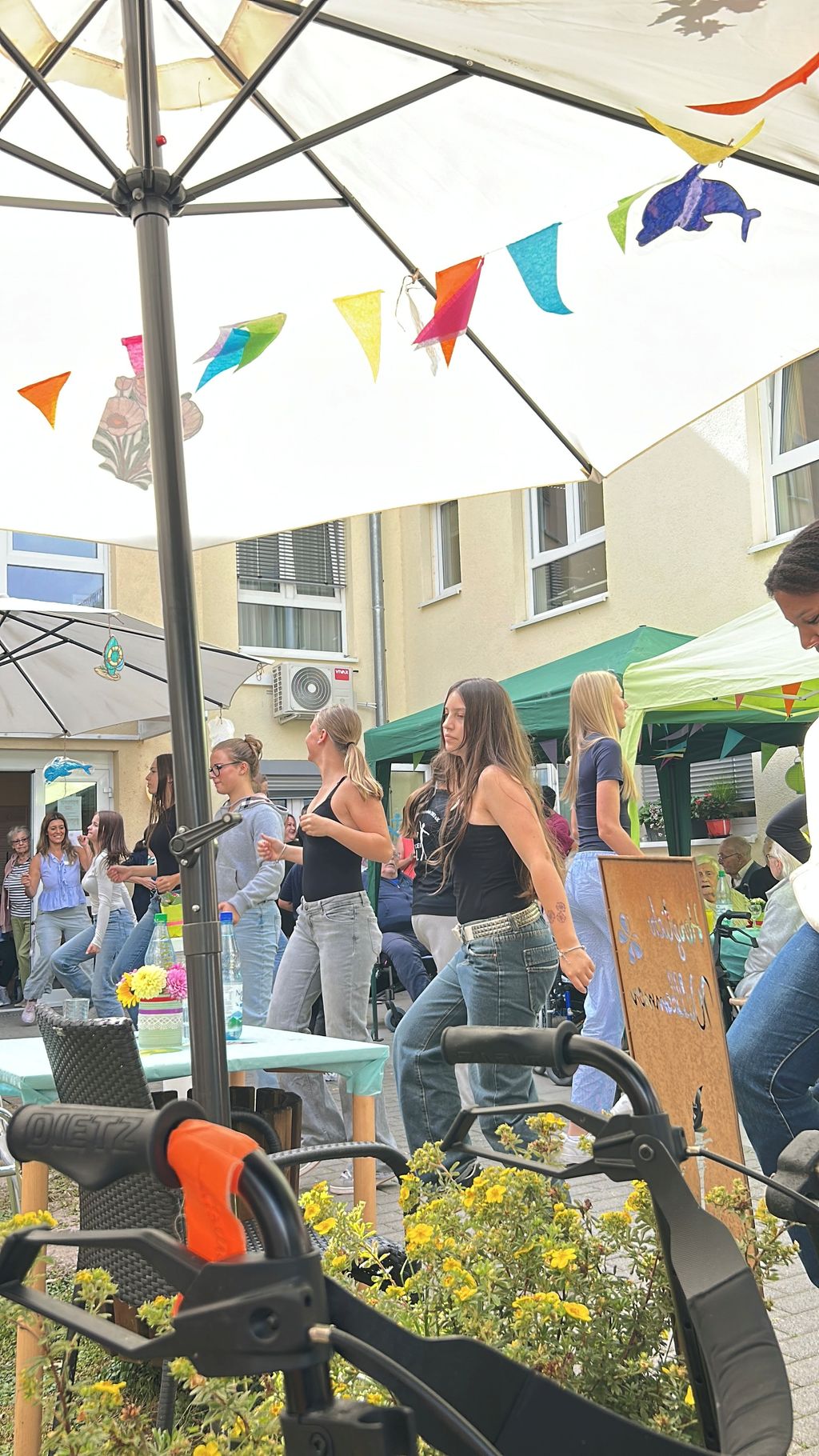 Dance Company bereichert Sommerfest des Seniorenzentrums MENetatis